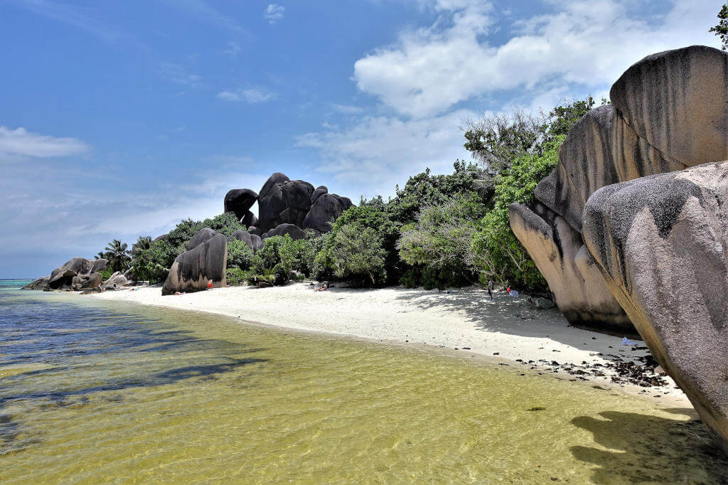 Beeindruckende Granitfelsen und das grünlich schimmernde Meer an dem wohl berühmtesten Strand auf La Digue.