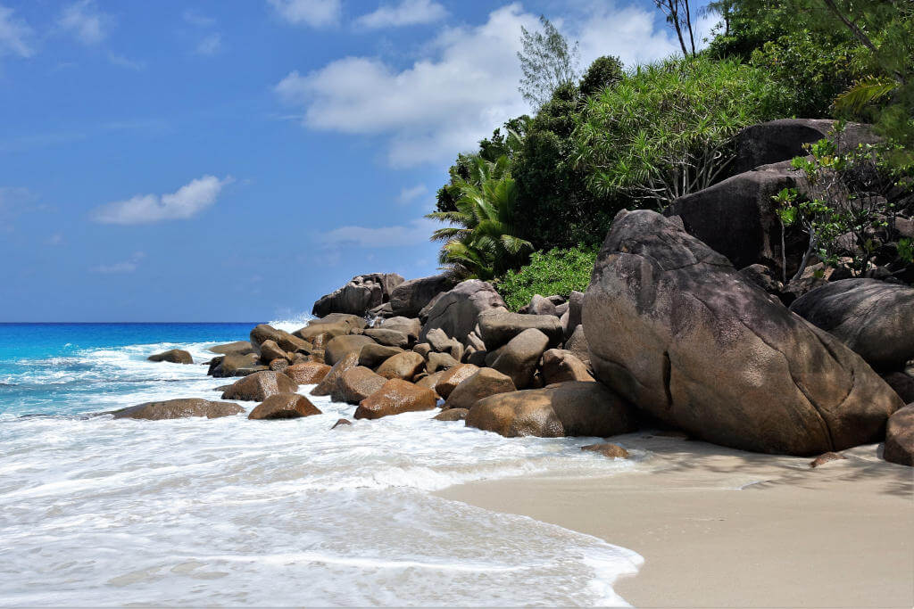 Die Anse Lazio, eine traumhaft schöne Bucht mit einem weißen Sandstrand und den typischen Granitfelsen.