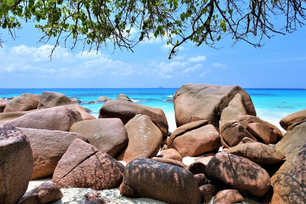 Granitfelsen und das türkisfarbene Meer an der Anse Lazio. 