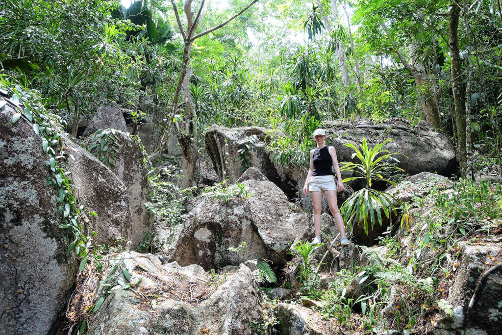 Bettina mitten im Palmendschungel auf beeindruckenden Granitfelsen, abseits des Wanderweges.