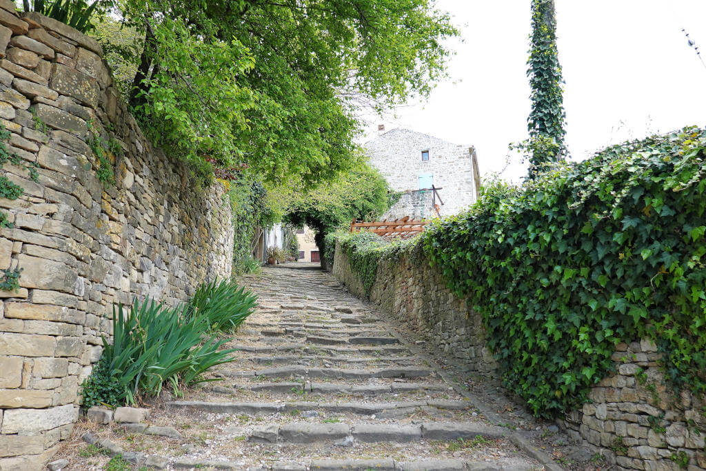 Alte Treppe und Gasse von Motovun in Istrien.