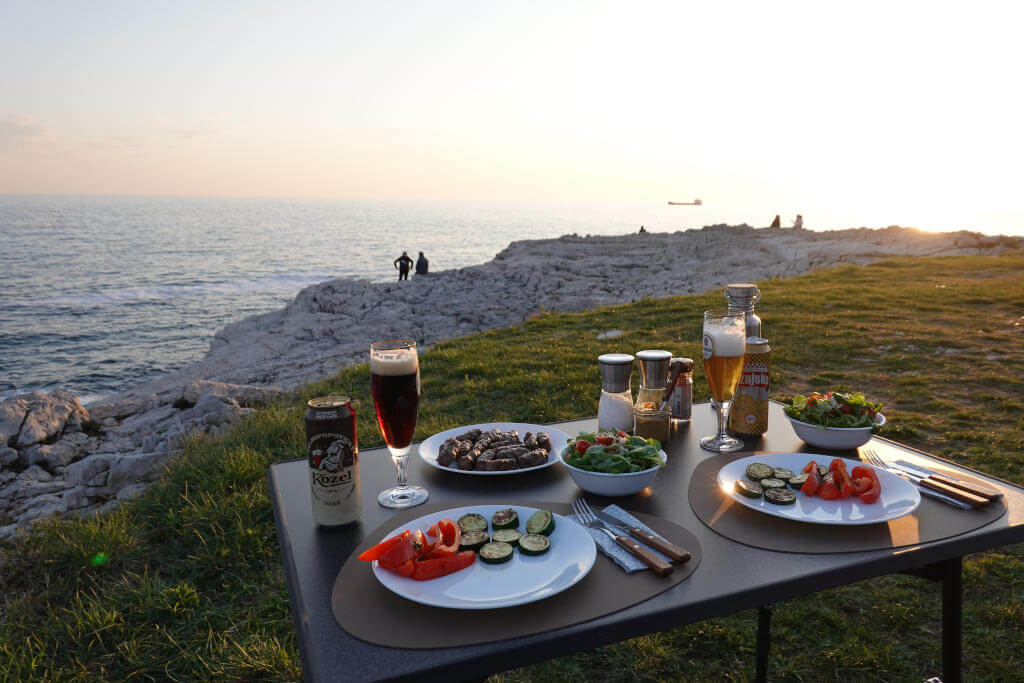 Unser gedeckter Tisch auf der Klippe am Meer.