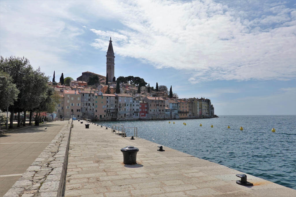 Rovinj aus der Ferne, mittig thront der Glockenturm.