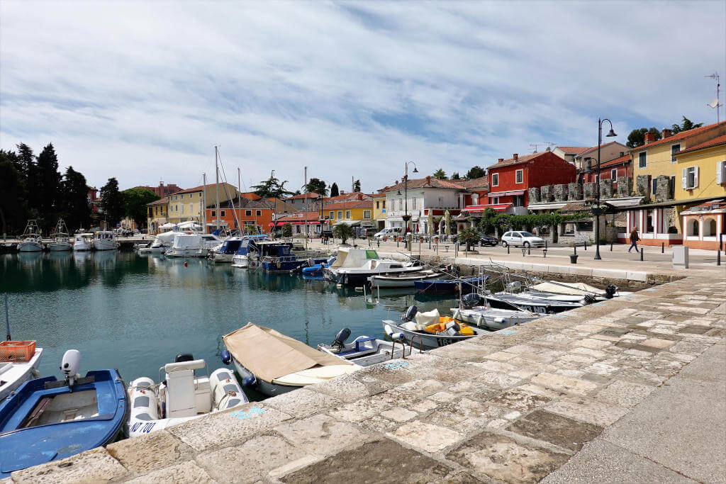 Promenade am Hafen von Novigrad.