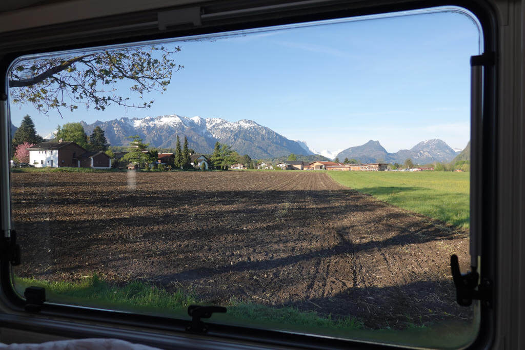 Feld, Siedlung von Piding und die Alpen.