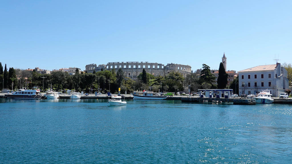 Arena von Pula und Promenade.