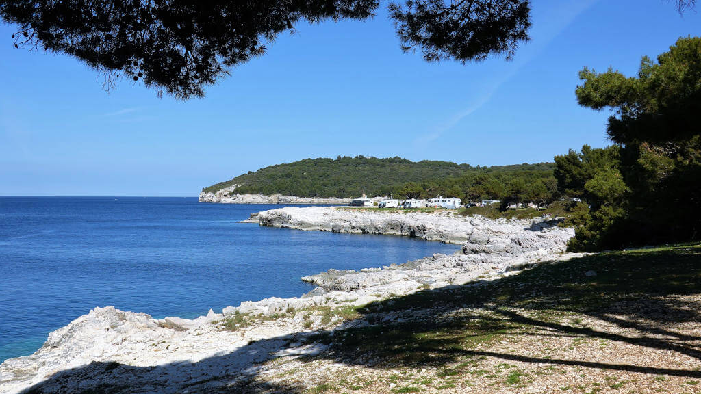 Stellplätze direkt in der Natur, mit Blick auf das adriatische Meer. Istrien, Kroatien.