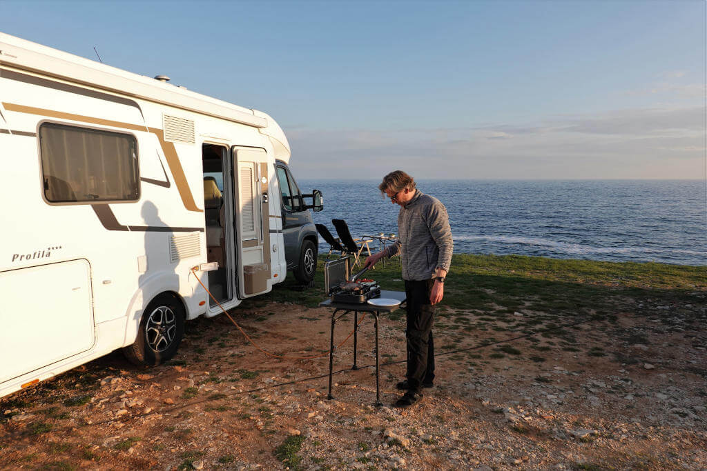 Beim Grillen neben unserem Wohnmobil mit Blick auf das Meer.