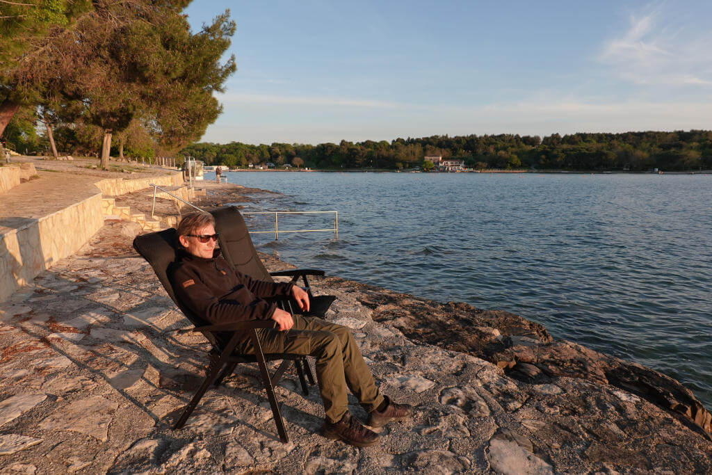 Relaxen an der Uferpromenade.