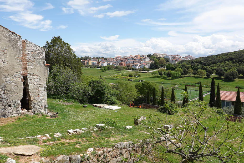 Ruine und Blick auf die Neustadt von Vrsar.