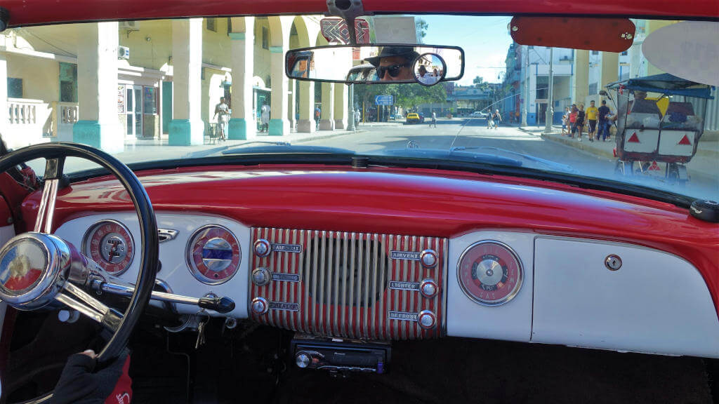 Perspektive aus Oldtimer durch Frontscheibe, während Havanna Rundfahrt.