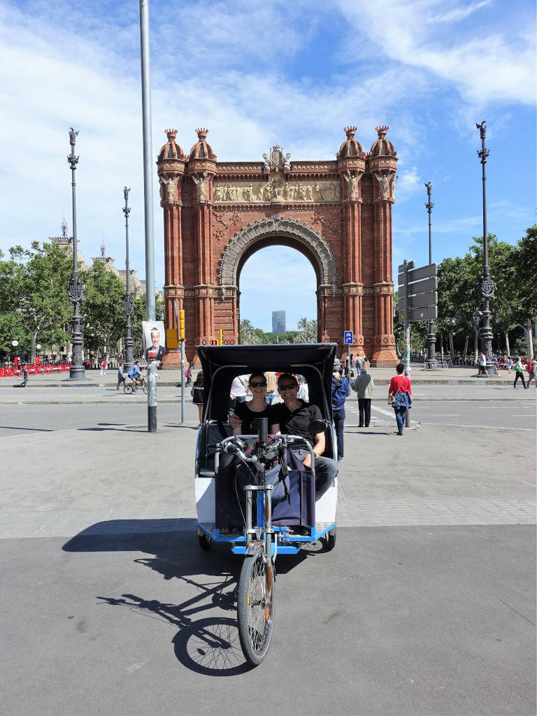 Im Fahrradtaxi vor dem Arc de Triomf, in der Altstadt von Barcelona.