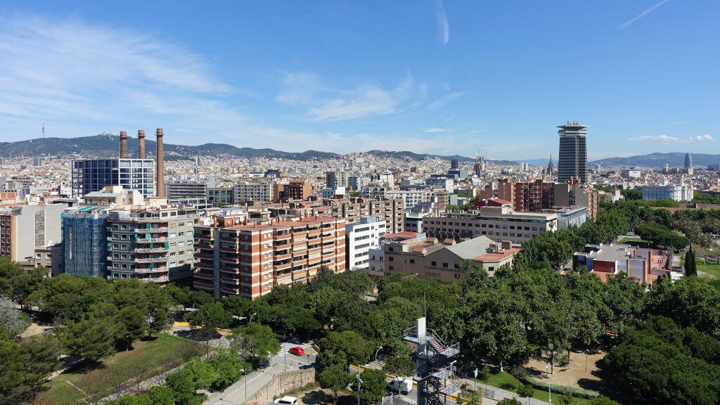 Bäume und das Panoroma von Barcelona.