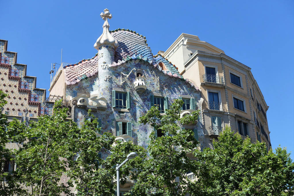 Fantasievolles Haus von Gaudí in Pastelltönen.