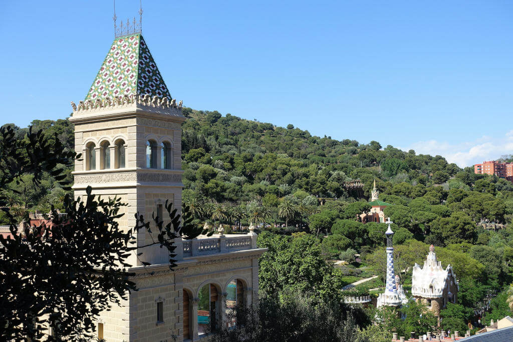 Blick auf Haus von Gaudí und die Baumwipfel des Parc Güell.