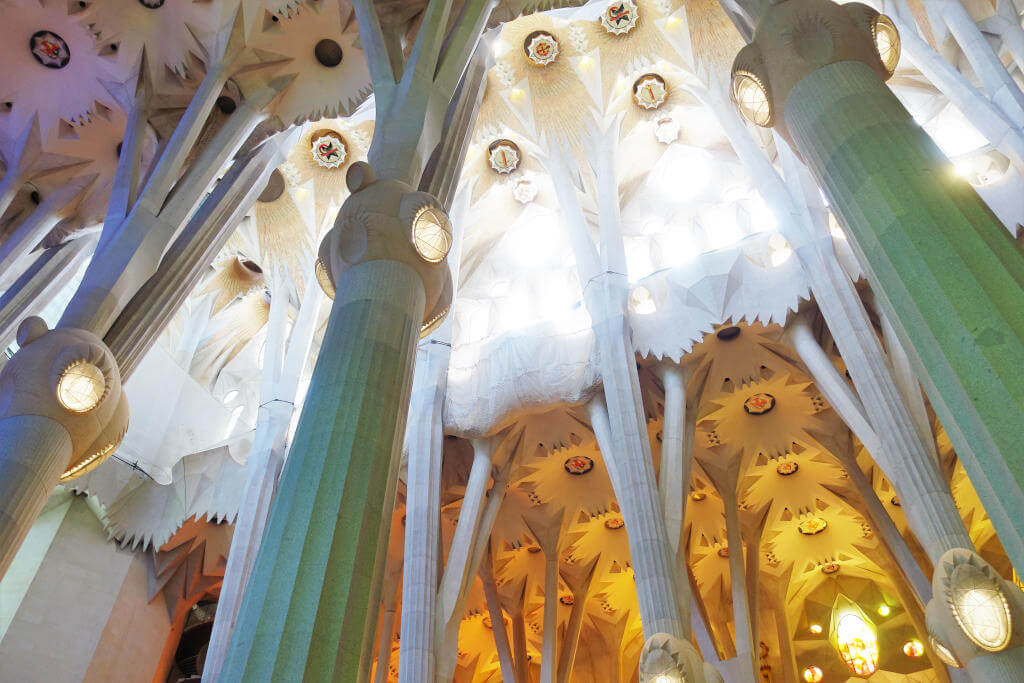 Hell erstrahlender Himmel der Sagrada Família, als würden hunderte von Sternen an der Decke hängen.