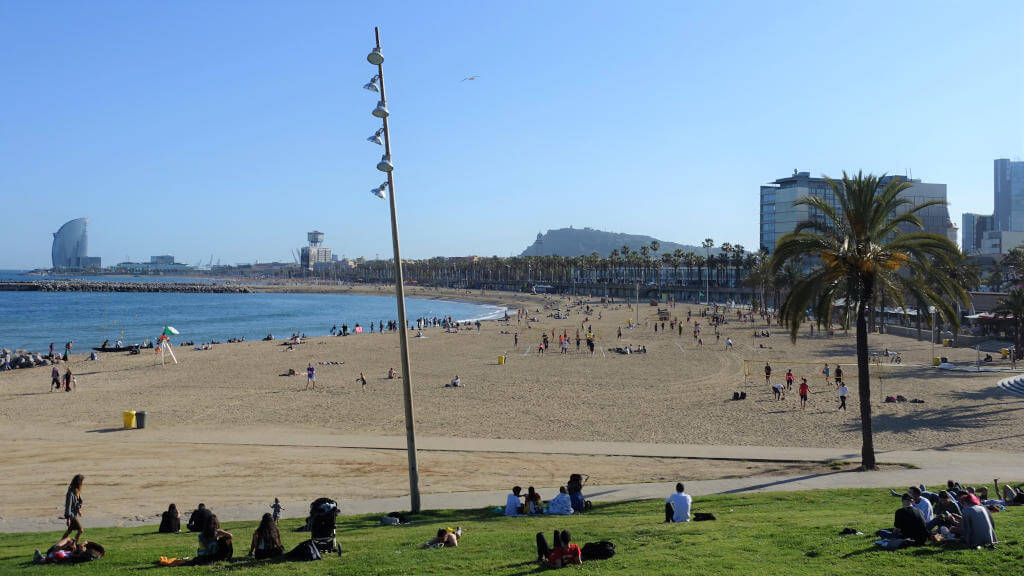 Strand und Strandpromenade von Barcelona sowie das W Hotel und andere Gebäude.