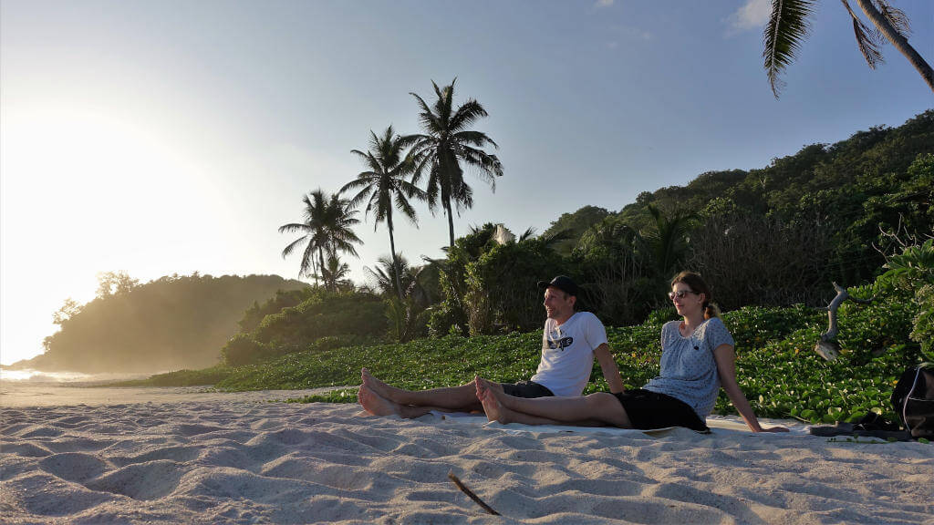 Wir beide auf den Seychellen am Anse Bazarca, am Strand bei Sonnenuntergang.